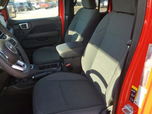 Used 2025 Jeep Wrangler Unlimited Sahara image 24