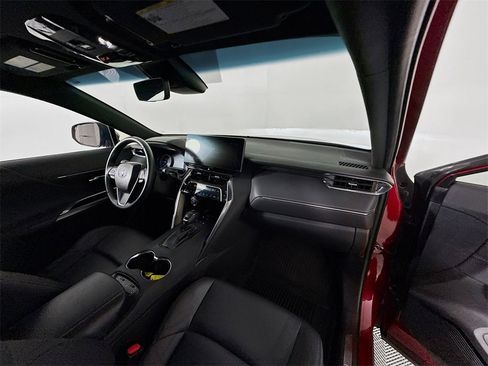 Used 2023 Toyota Venza XLE image 30