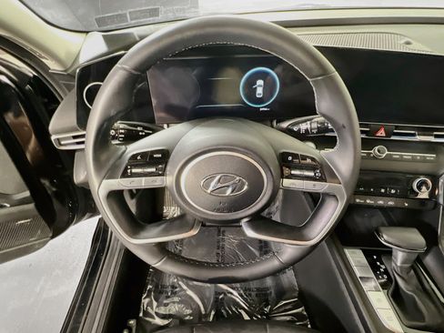 Used 2023 Hyundai Elantra Limited FWD image 11