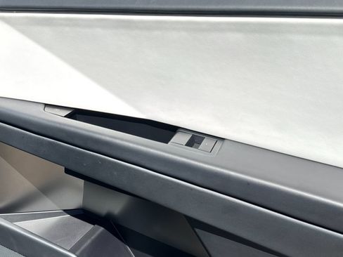 Used 2024 Tesla Cybertruck AWD Crew Cab image 18