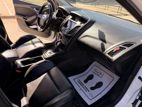 Used 2016 Ford Focus SE w/ SE Sport Package image 10