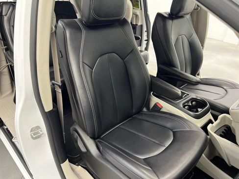 Used 2024 Chrysler Pacifica Touring-L FWD image 37