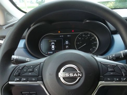 Used 2025 Nissan Versa SV image 10