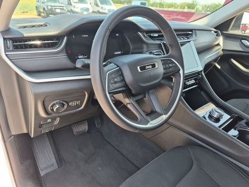 Used 2023 Jeep Grand Cherokee Laredo RWD image 10