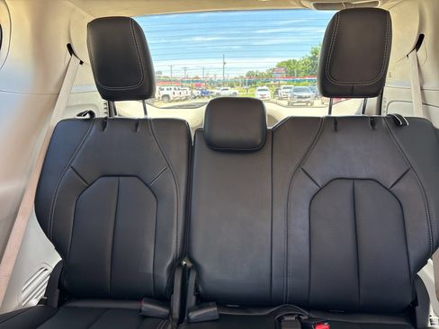 Used 2024 Chrysler Pacifica Touring-L FWD image 18