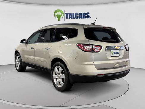 Used 2016 Chevrolet Traverse LT w/ Style and Technology Package FWD image 3