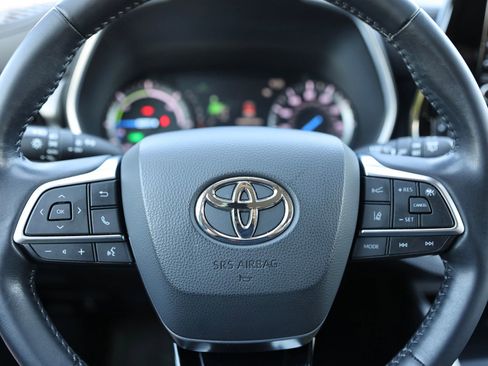 Used 2020 Toyota Highlander XLE AWD/4WD image 40