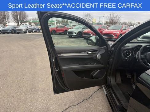 Used 2022 Alfa Romeo Stelvio Veloce image 25