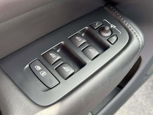 Used 2025 Volvo XC60 B5 Plus image 21