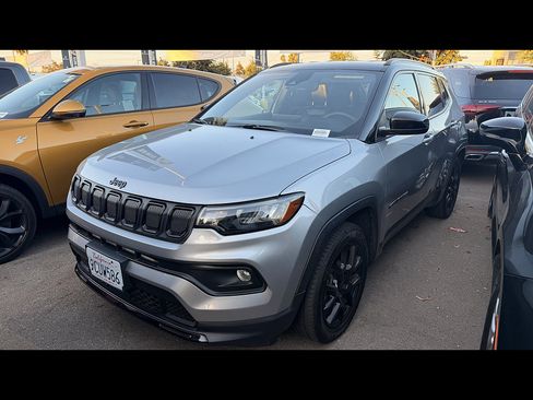 Used 2022 Jeep Compass Latitude FWD image 2
