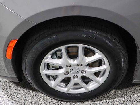 Used 2023 Chrysler Pacifica Touring-L FWD image 11