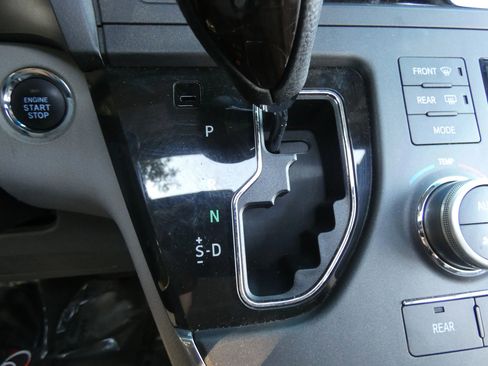 Used 2017 Toyota Sienna XLE image 66