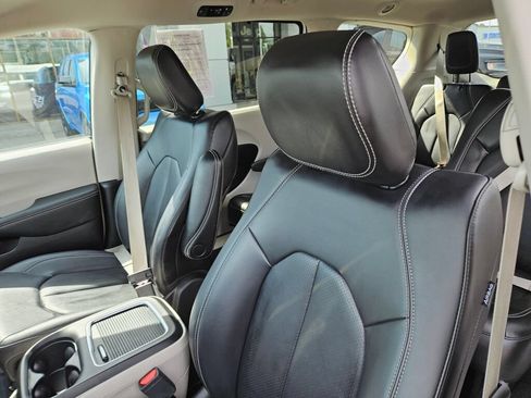 Used 2024 Chrysler Pacifica Touring-L FWD image 17