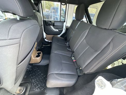 Used 2018 Jeep Wrangler Unlimited Rubicon w/ Connectivity Group image 15