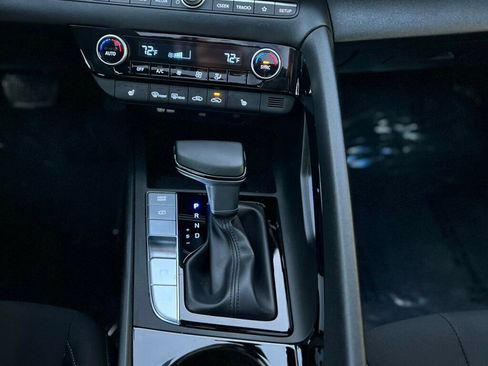 Used 2025 Hyundai Elantra SEL image 29