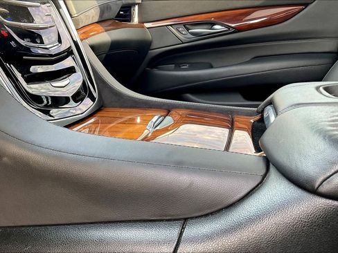 Used 2017 Cadillac Escalade Luxury image 18
