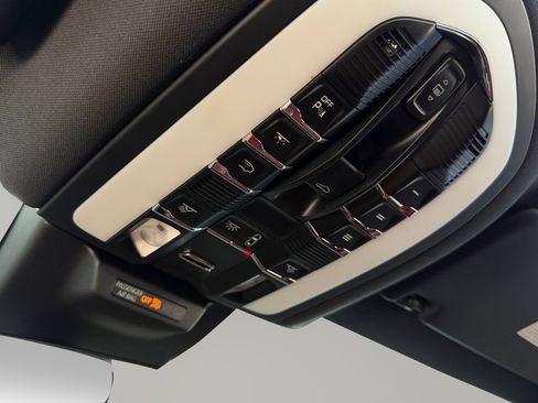 Used 2023 Porsche Macan AWD/4WD image 27