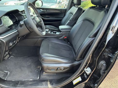 Used 2025 Jeep Grand Cherokee Altitude AWD/4WD image 17