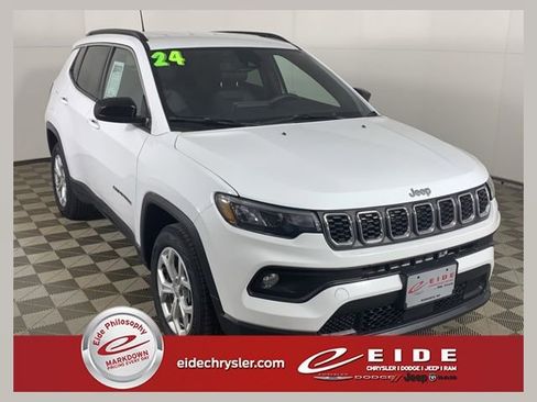Used 2024 Jeep Compass Latitude AWD/4WD image 1