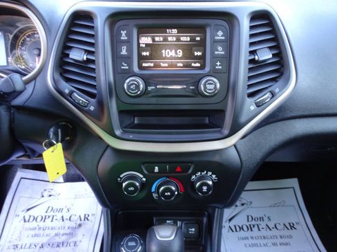 Used 2017 Jeep Cherokee 4WD Sport image 16