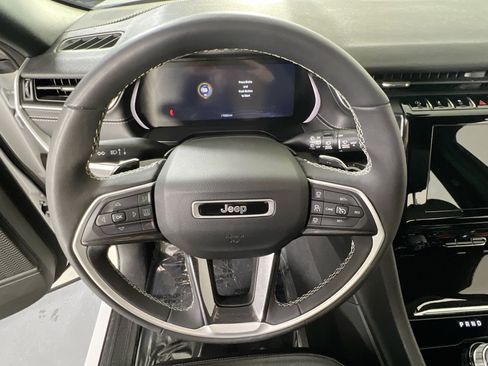 Used 2023 Jeep Grand Cherokee Altitude image 11