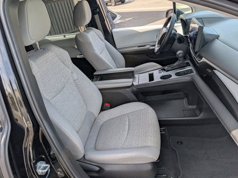 Used 2025 Toyota Sienna LE image 9