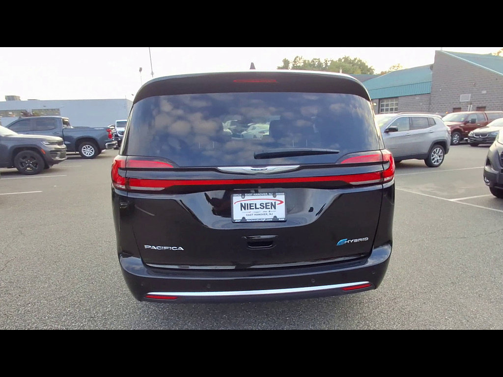 Used 2025 Chrysler Pacifica Pinnacle FWD image 7