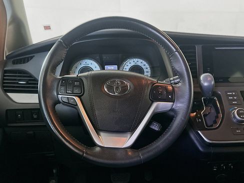 Used 2017 Toyota Sienna SE w/ SE Preferred Package FWD image 17