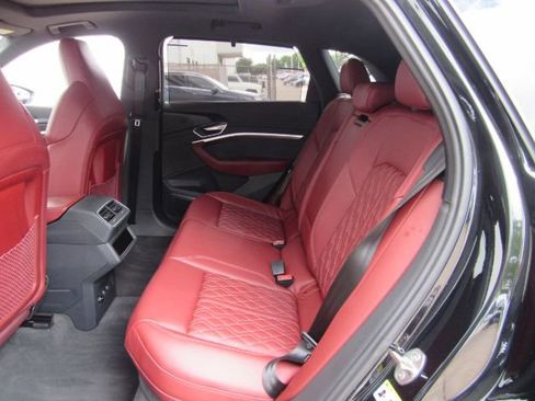 Used 2022 Audi e-tron S Prestige w/ Prestige Package image 21