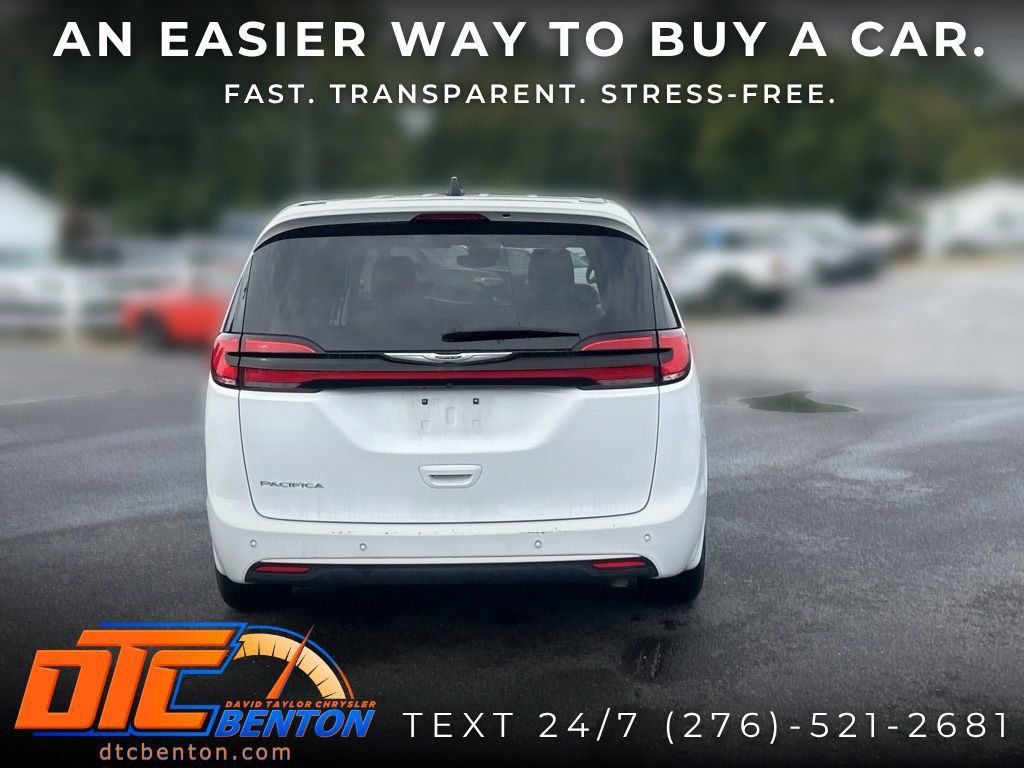 Used 2024 Chrysler Pacifica Touring-L FWD image 4