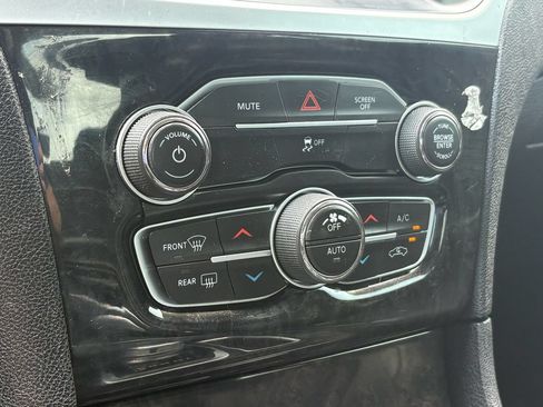 Used 2019 Chrysler 300 Limited AWD/4WD image 17