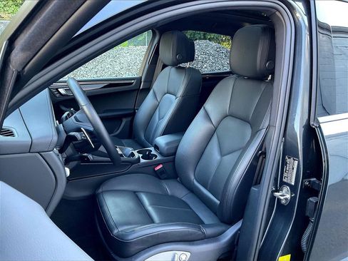 Certified 2025 Porsche Macan image 5