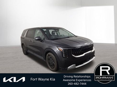 Used 2025 Kia Carnival image 4