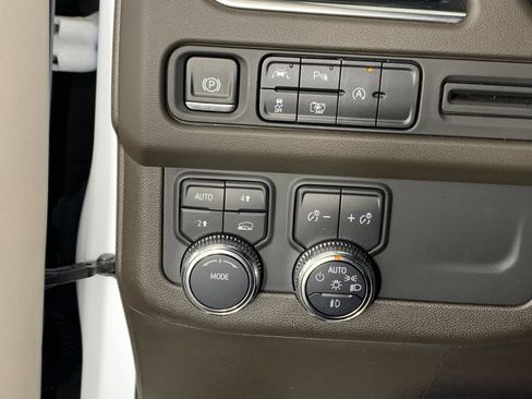 Used 2024 GMC Yukon SLT w/ SLT Luxury Package AWD/4WD image 16