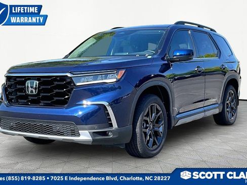 Used 2025 Honda Pilot Touring image 3