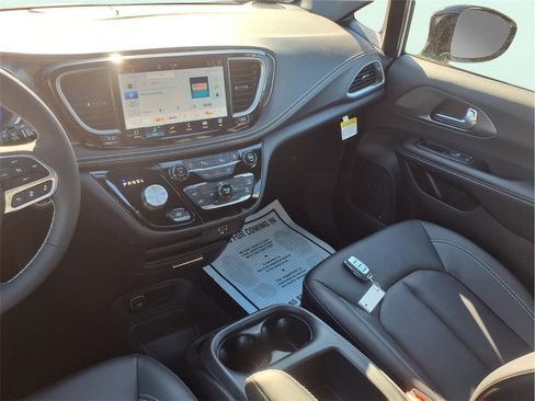 New 2025 Chrysler Pacifica Select image 4