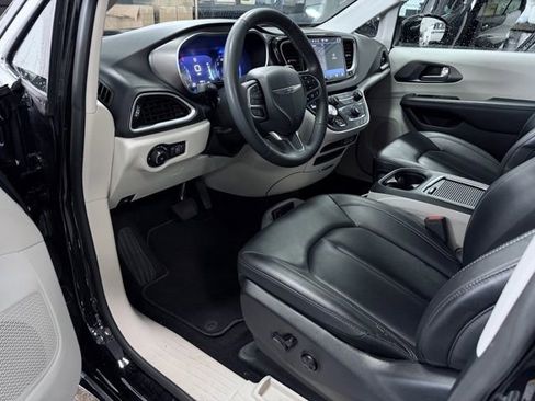 Used 2023 Chrysler Pacifica Touring-L FWD image 19
