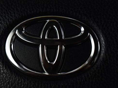 Used 2018 Toyota RAV4 XLE image 30