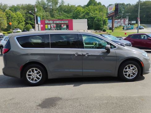 Used 2023 Chrysler Pacifica Touring-L FWD image 4