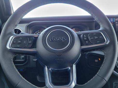 Used 2025 Jeep Wrangler Unlimited Sahara w/ Safety Group image 8