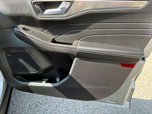Used 2022 Ford Escape Titanium image 10