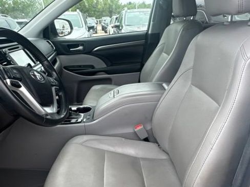 Used 2018 Toyota Highlander Limited FWD image 12