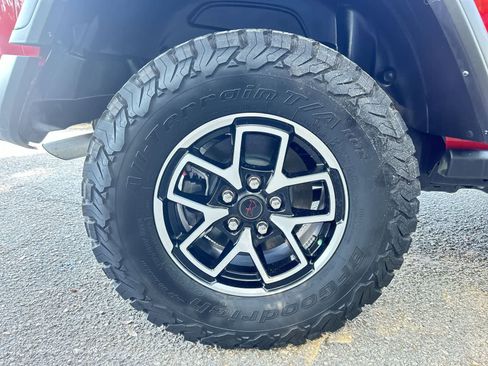 Used 2025 Jeep Wrangler Unlimited Rubicon w/ Convenience Group AWD/4WD image 5