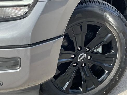 Used 2024 Nissan Titan SV w/ SV Convenience Package image 8