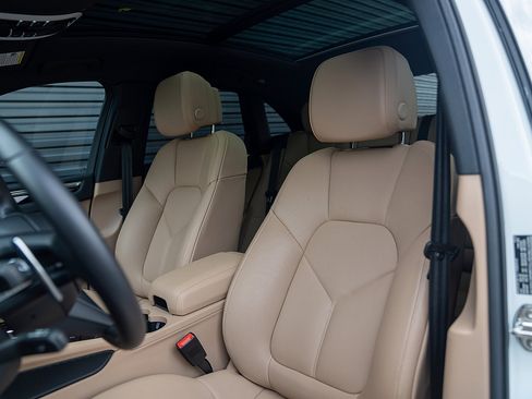 Certified 2025 Porsche Macan image 5