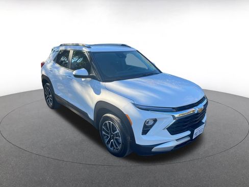 Used 2025 Chevrolet TrailBlazer LT image 1