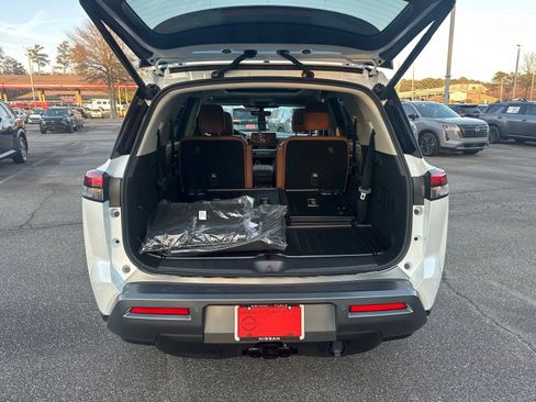 New 2026 Nissan Pathfinder Platinum image 18