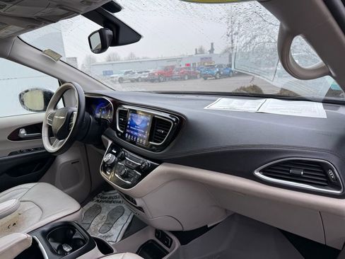 Used 2017 Chrysler Pacifica Limited image 33