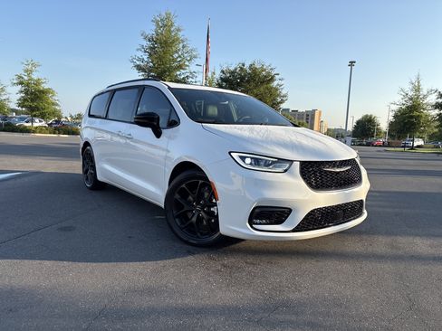 Certified 2024 Chrysler Pacifica Limited w/ S Appearance Package FWD image 2