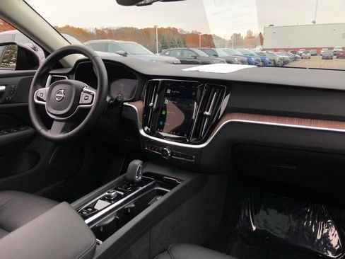 Used 2025 Volvo V60 B5 Cross Country Plus image 17